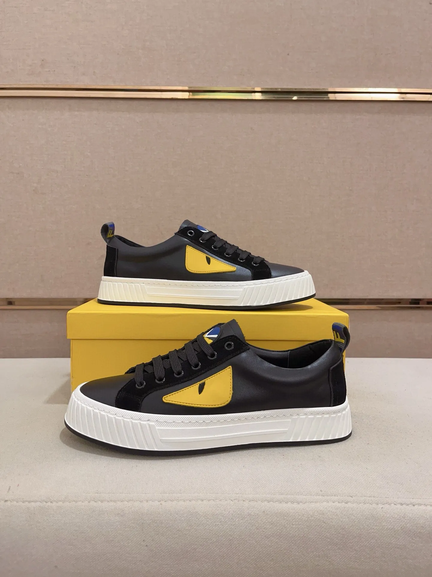 Men's shoes💰: 400💰[Fendi] Fendi's latest casual shoes for men! Available at counters simultaneously! A one-to-one replica of the original. All imported official website one-to-one cowhide fabric. The interior is made of top-grade sheepskin, and the original factory-supplied rubber outsole is used. Leading new fashion concepts. Matching code: 38-44. (can be customized for 45 non-refundable)